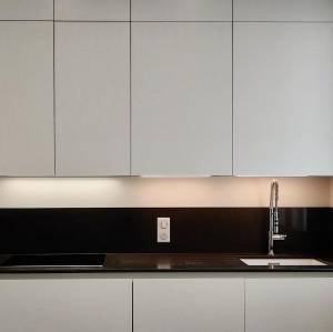 Une cuisine moderne dans un appartement au Chesnay