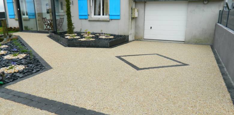 Allée extérieur en béton désactivé avec décor graphique