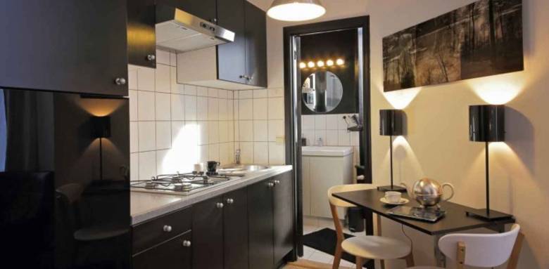 Eclairage petite cuisne - meubles noirs - éclairage leds suspension et lampes de table -