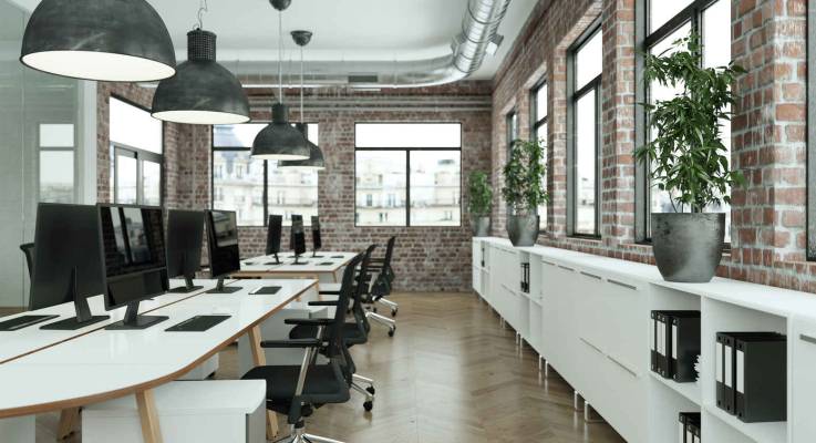Réaménagement de bureau dans le Calvados - Cette salle de réunion est mise en valeur par un jeu d'éclairage intégré au plafond à caisson en béton, vestige du passé industriel du bâtiment