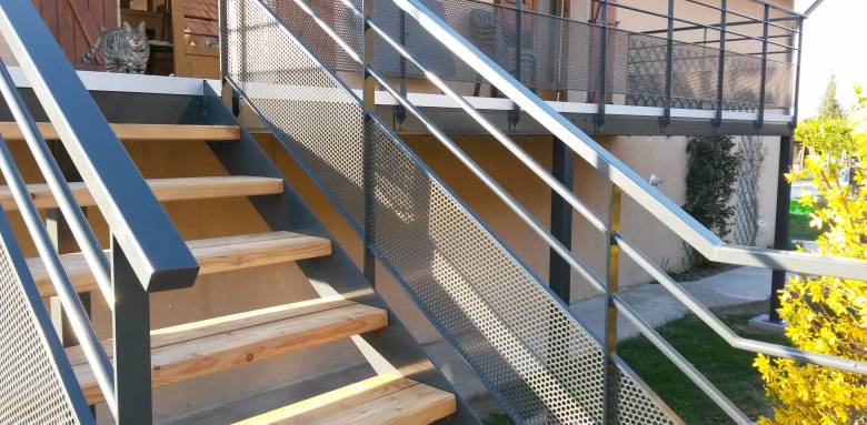 garde-corps et rambarde en métal, pour compléter les marches en bois