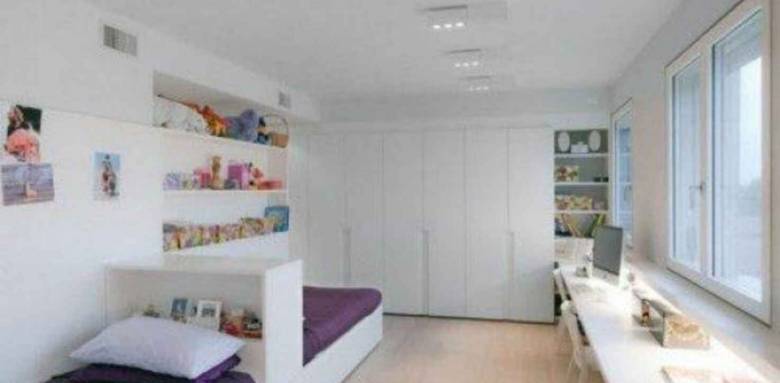 Chambre pour 2 enfants lits tête à tête et bureau façade