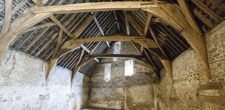 Intérieur d'une charpente de grange