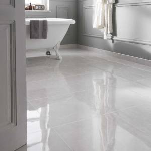 Salle de bain avec carrelage gris effet brillant