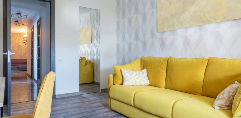 Utilisation des miroirs dans un salon