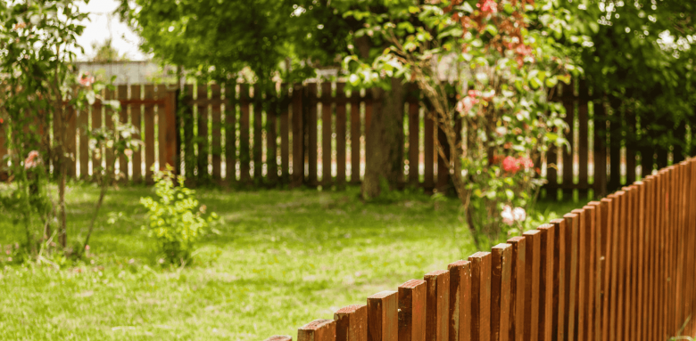 Clôturer un terrain en pente : les solutions pour un résultat solide et esthétique