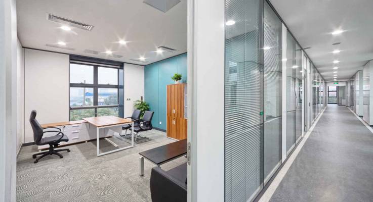 Des cloisonettes pour une isolation phonique dans un bureau