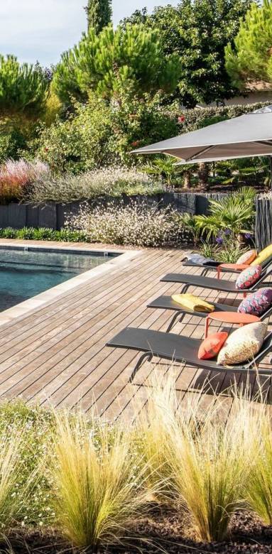 Aménagement contours de piscine avec transats et parasol - Bouc-Bel-Air 13