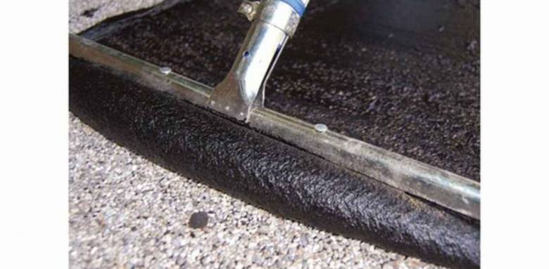 Dépose de bitume pour isolation