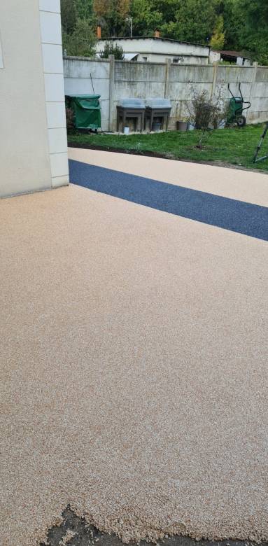 Terrasse en moquette de pierre à Pontcarré