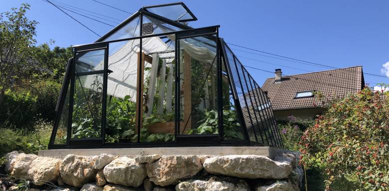 Enrochement et dalle ont permis a notre client d'installer une belle serre