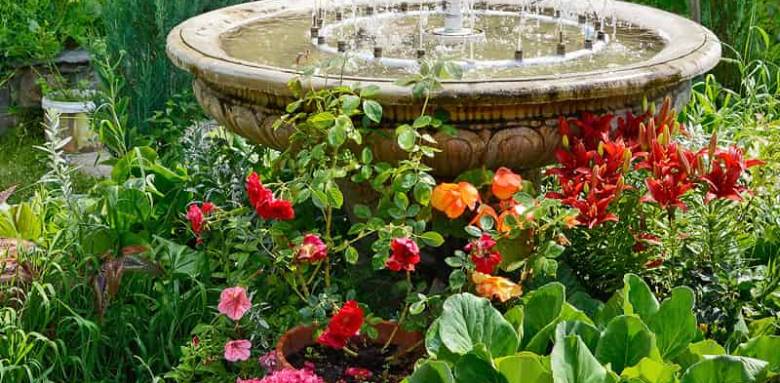 fontaine de jardin centrale en pierre