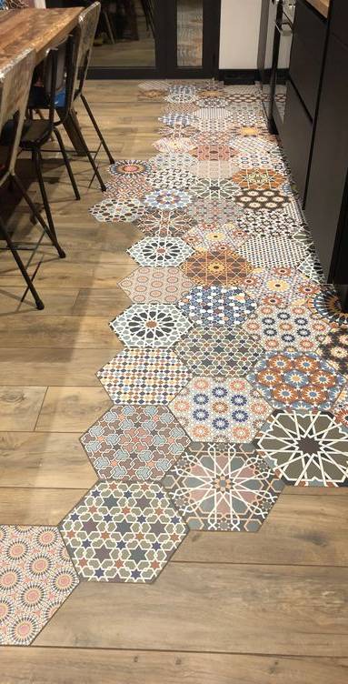 Association de carreau de ciment hexagonale avec une combinaison de parquet