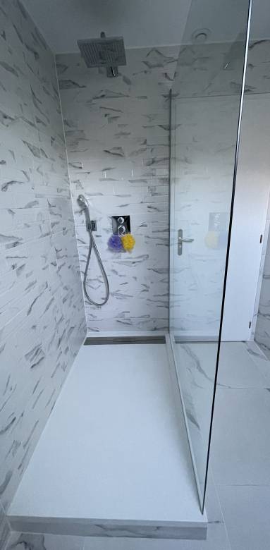 Une belle douche à l'italienne avec receveur extra plat, dans le Grésivaudan