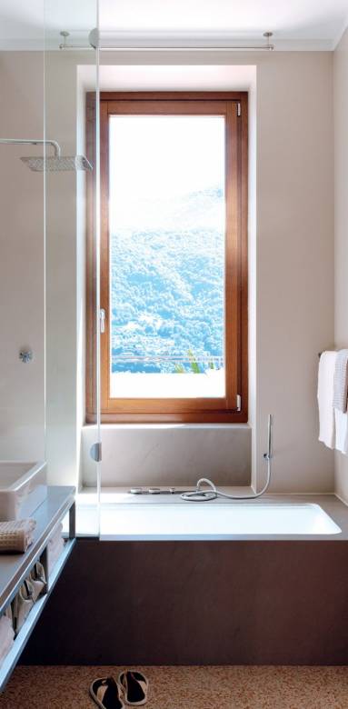 Fenêtre salle de bain verticale PVC façon bois scandinave