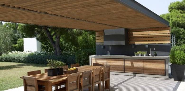 une pergola bioclimatique pour votre cuisine d'extérieur