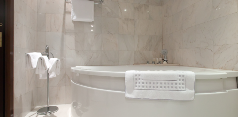 Installer une baignoire d'angle à Poissy