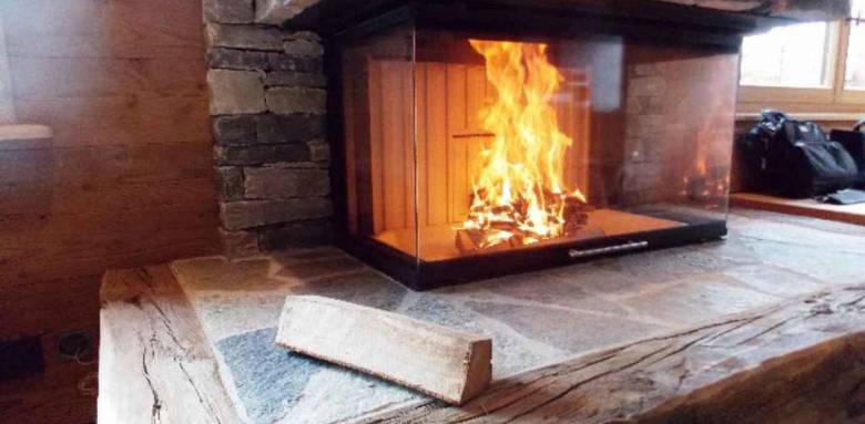 Cheminée avec dallage en pourtout - 