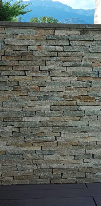 Mur en parpaing, recouvert d'un parement de pierre, dans le Grésivaudan 