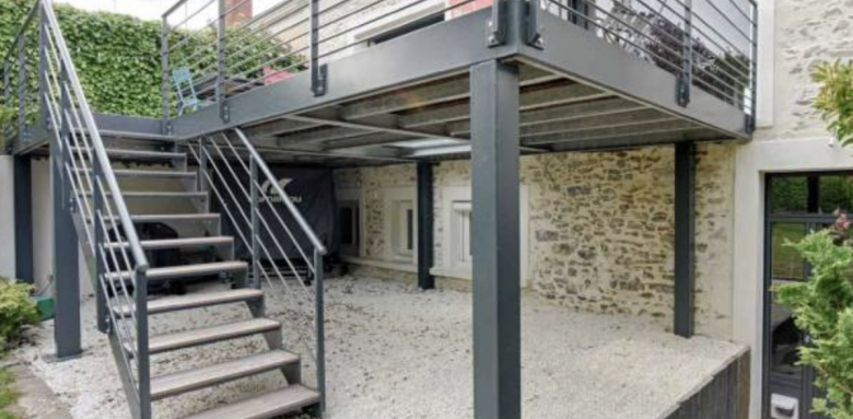 Joli mariage de la structure métallique et du bois, par La Maison Des Travaux