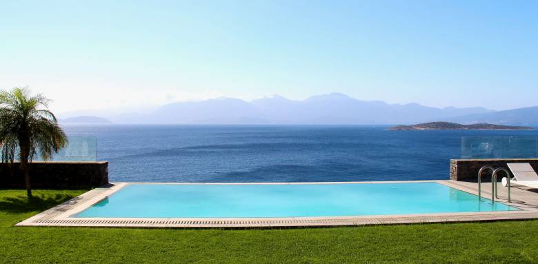 Une terrasse en pierre avec ornement de gazon 