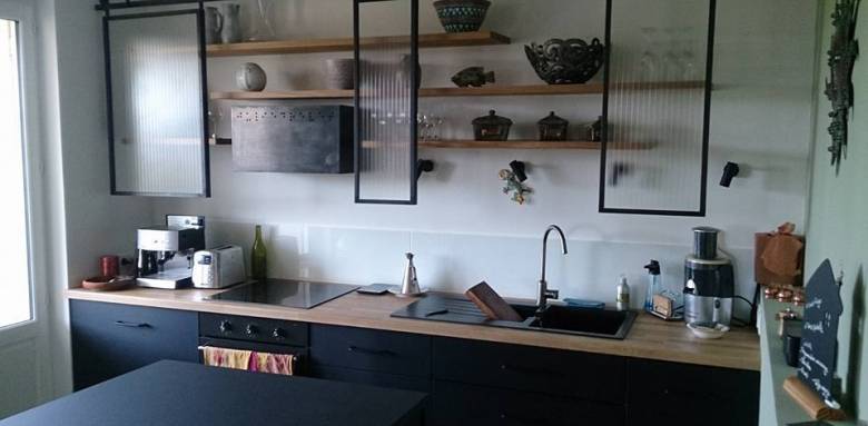 Cuisine avec aménagement murs avec suspensions et étagères
