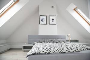 une chambre mansardée