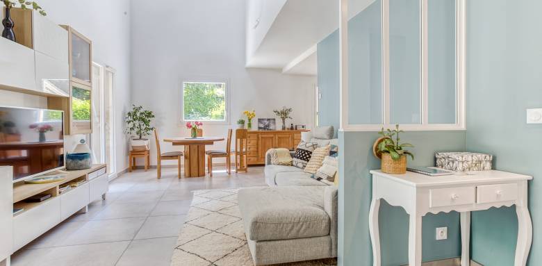 Un bleu tendre pour cette pièce à vivre 