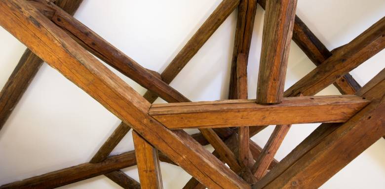 Une charpente en bois ancienne.