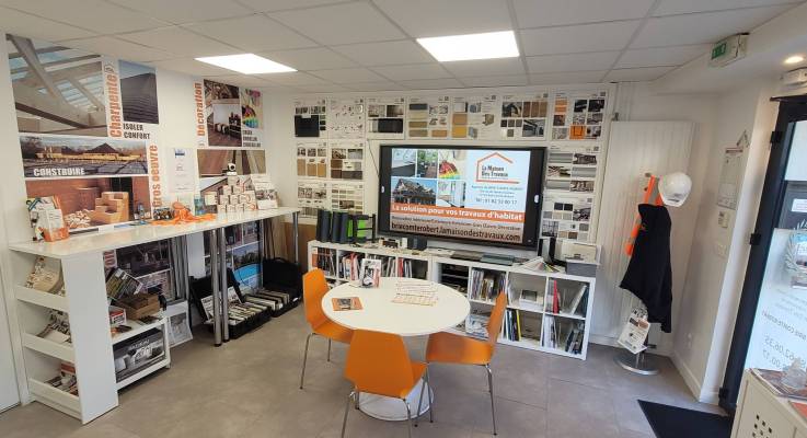 Espace de travail intérieur de l'agence La Maison Des Travaux de Brie-Comte-Robert 77170