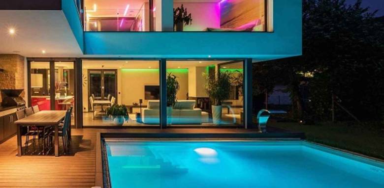 Comment éclairer sa piscine - La Maison Des Travaux Savigny-sur-Orge