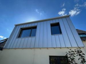 Surélévation de maison en ossature bois et bardage zinc clair à joint debout à Nantes (44)