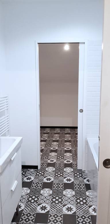 porte à galandage dans une salle de bain circulante