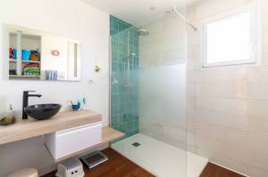 Douche à l'italienne receveur ultra plat rectangulaire résine blanche 
