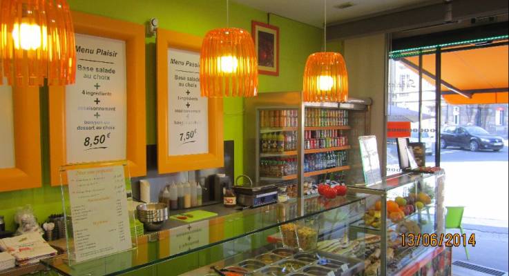 Intérieur du snack rénové à Reims