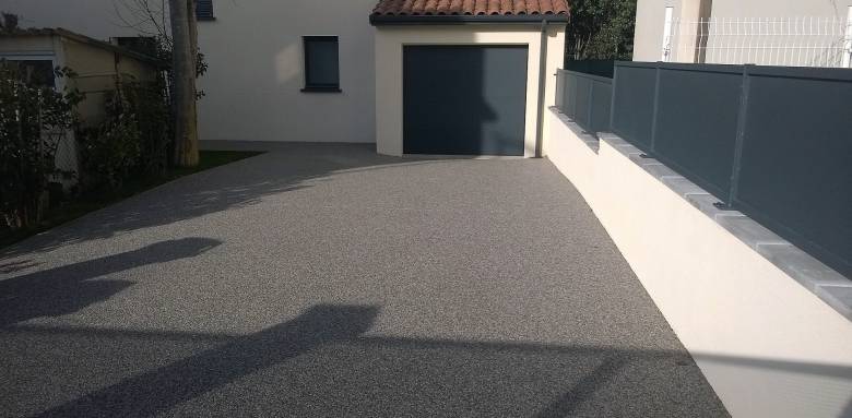 allée carrosable en  enrobé devant garage