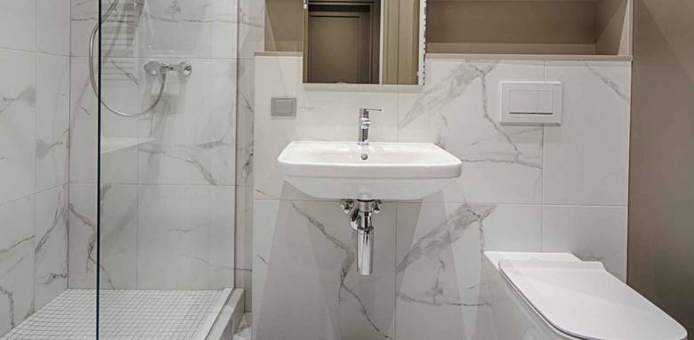 salle de bain grands carreaux murs et sol