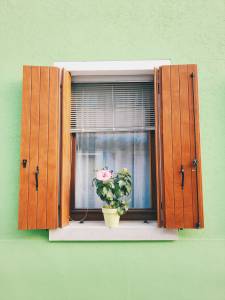 beaux volets en bois