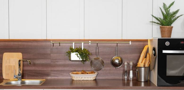 Le nouveau plan de travail,élément central de la rénovation de cuisine, allie esthétisme et praticité pour une cusine fonctionnelle et élégante.