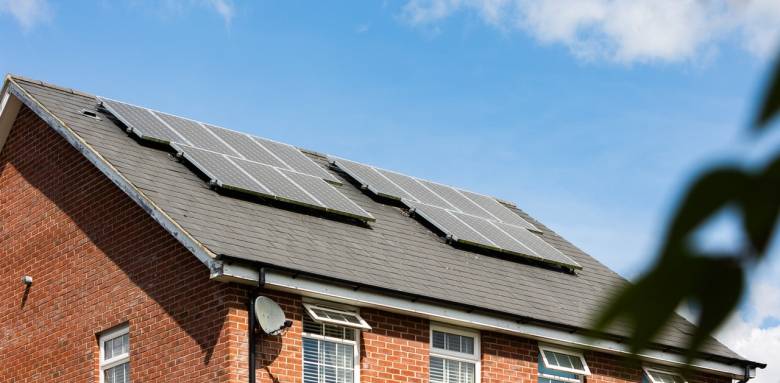 panneaux solaires sur le toit