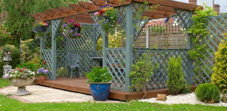 Pergola dans le jardin