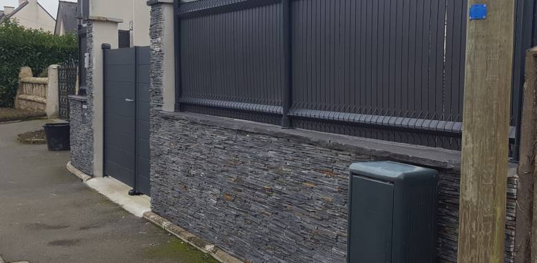 Installation d'une clôture aluminium sur muret habillé en parement - Nantes 44