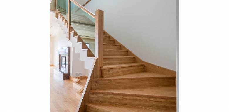 Escalier sur Mesure ou Classique : Choisir le Meilleur Design pour Votre Espace