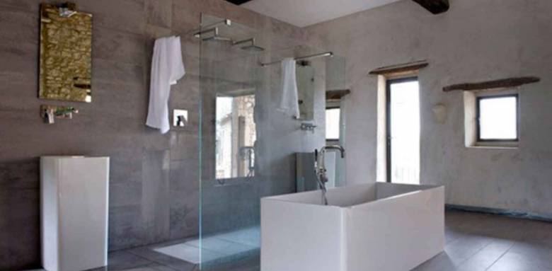 Un grand espace parfaitement optimisé, avec cette baignoire en îlot adossé à la douche