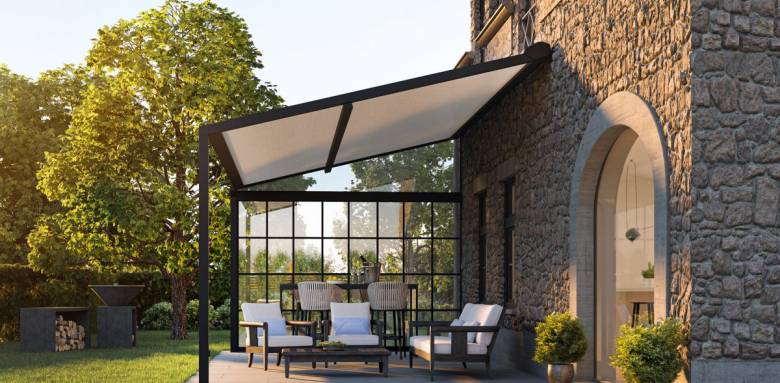 Pergola bioclimatique toiture toile adossée avec verrière latérale