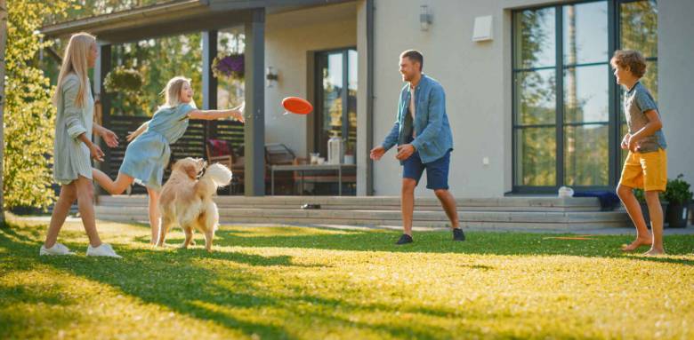 maison en été avec la famille