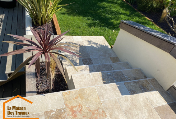 APRES Escalier d'accès espace verdure et détente