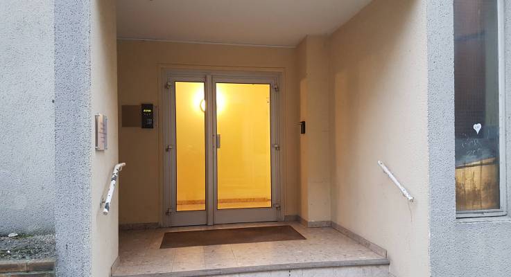 Entrée d'un immeuble d'habitation avant travaux de rénovation extérieure - Brie-Comte-Robert 77170