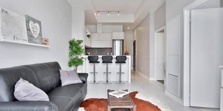 Aménager un appartement en longueur avec bar de séparation - Rochefort 17