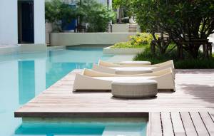 Une plage de piscine en bois près de Tours.